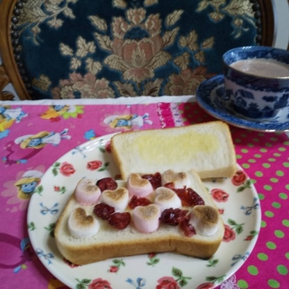 バケットパンがないので
食パンで失礼します
マシュマロの甘い食感が好きです
美味しかったです
p(^^)q